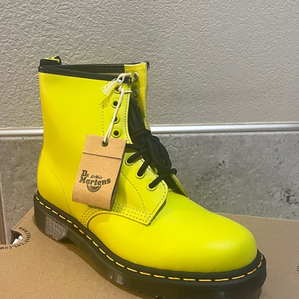 1460 SMOOTH LEATHER LACE UP BOOTS-NEW IN BOX